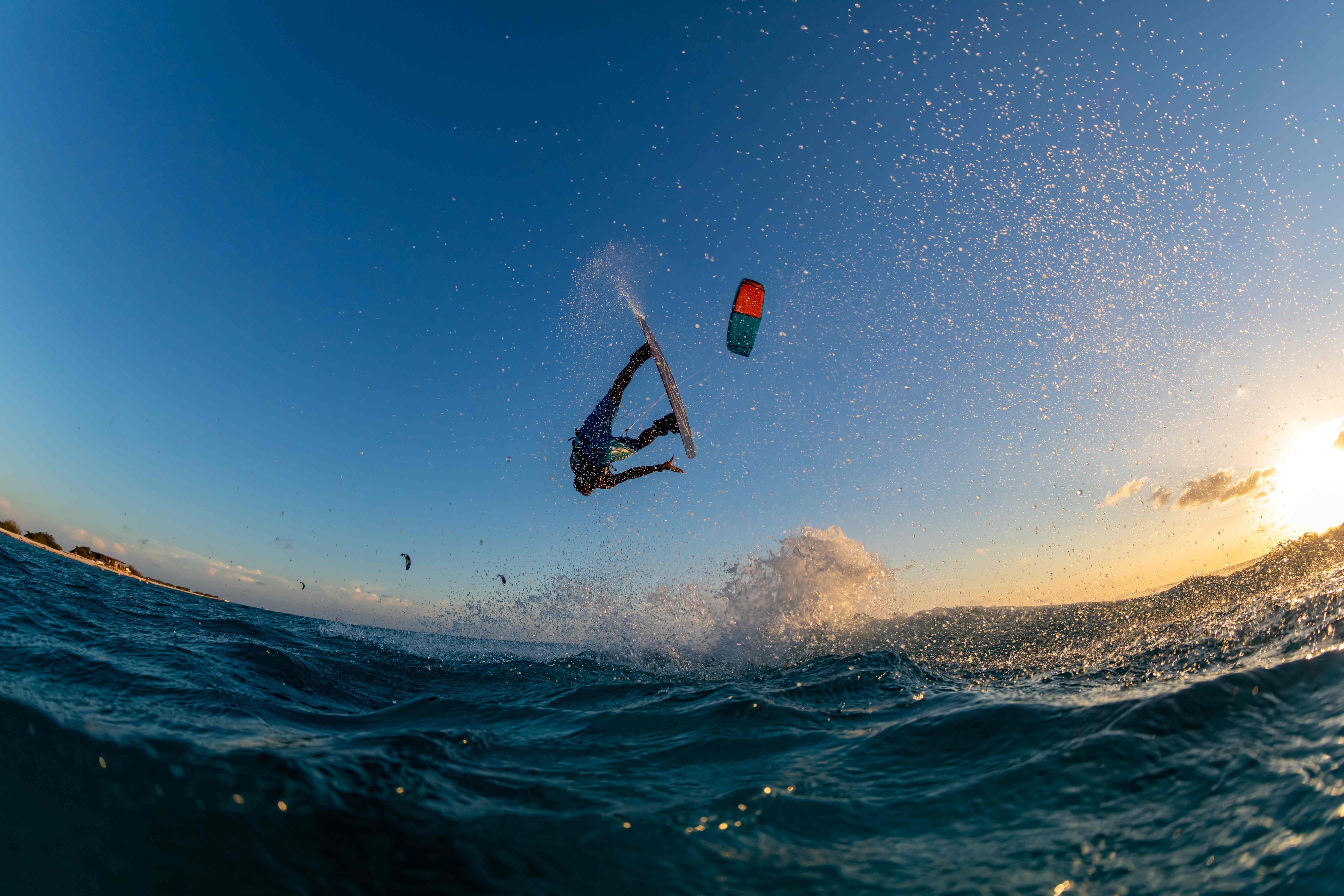 Kitesurfeur en action au-dessus des vagues