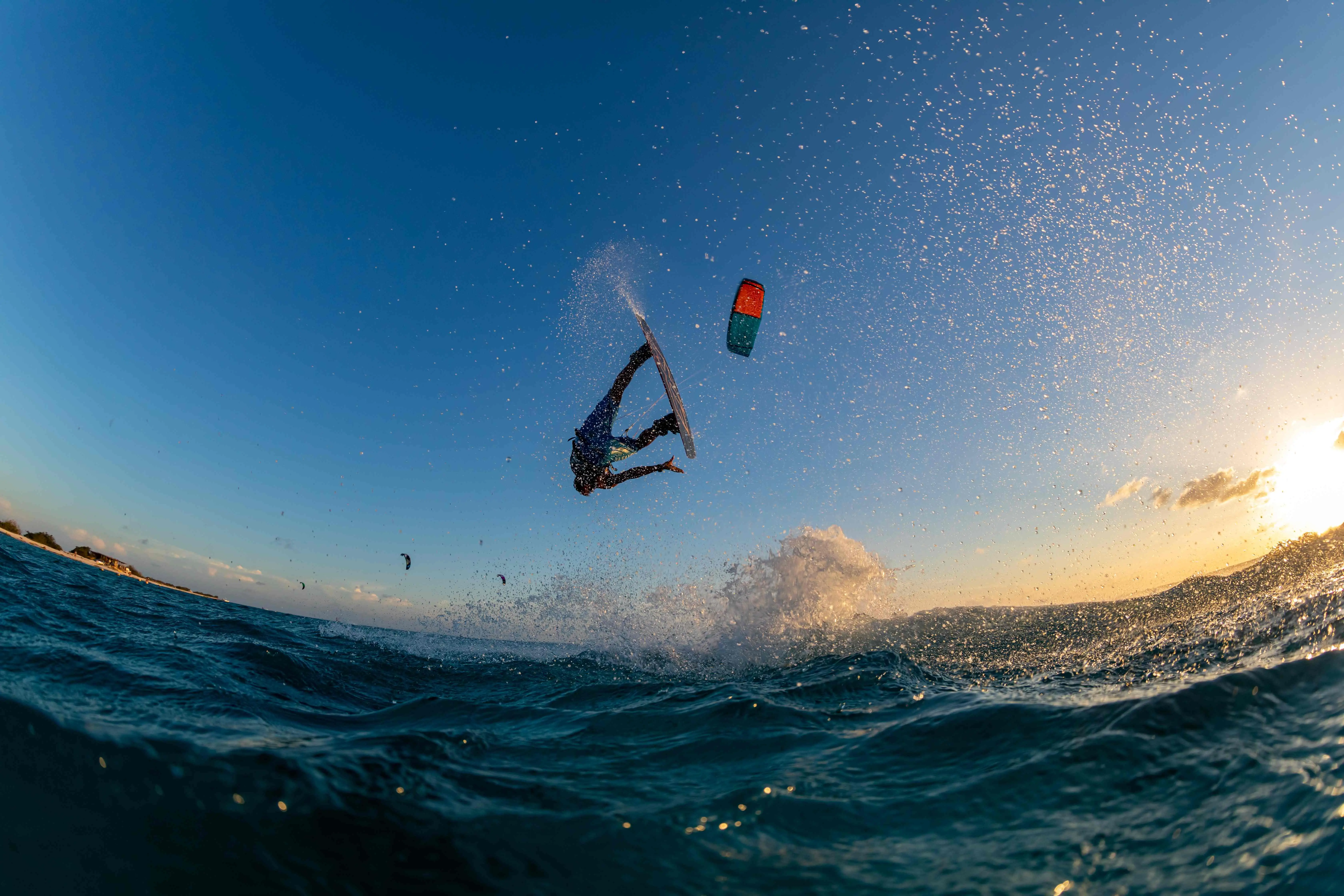 Kitesurfeur en action au-dessus des vagues